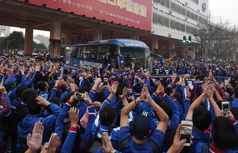 底蕴！申花首秀球迷热情迎接大巴虹口成蓝色海洋,图