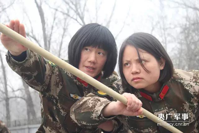 脑洞大开！女兵竟然这样玩棍儿