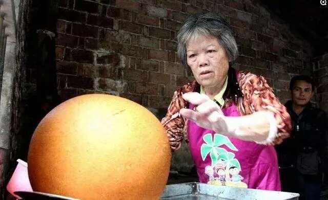 老太太摆摊卖东西,老太太摆地摊卖麻辣烫