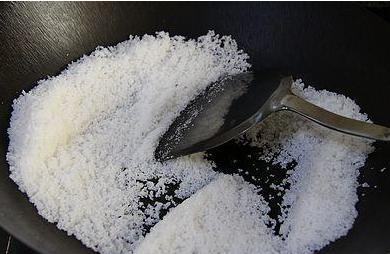 粗盐一敷，湿寒全无！炒粗盐的神奇功效！
