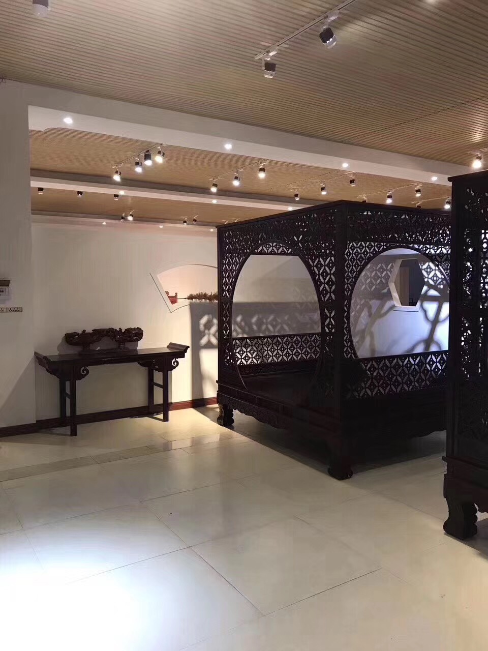 它往那里一摆，就是一首古典中透着高洁的诗！——血檀梅花架子床