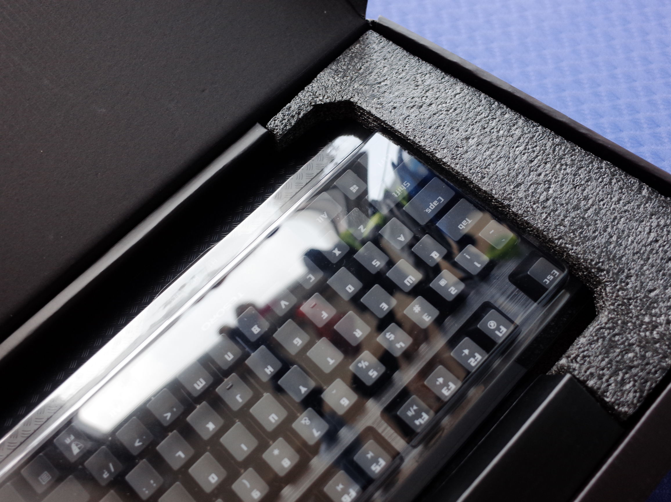 在屋里打乒乓球,在房间打乒乓球