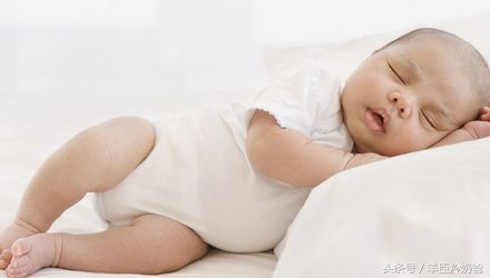 如何正确让宝宝侧身睡觉,宝宝晚上睡觉睡姿怎样才是正确的