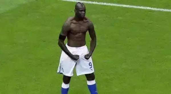 足球狗谈恋爱,足球狗不配拥有爱情吗