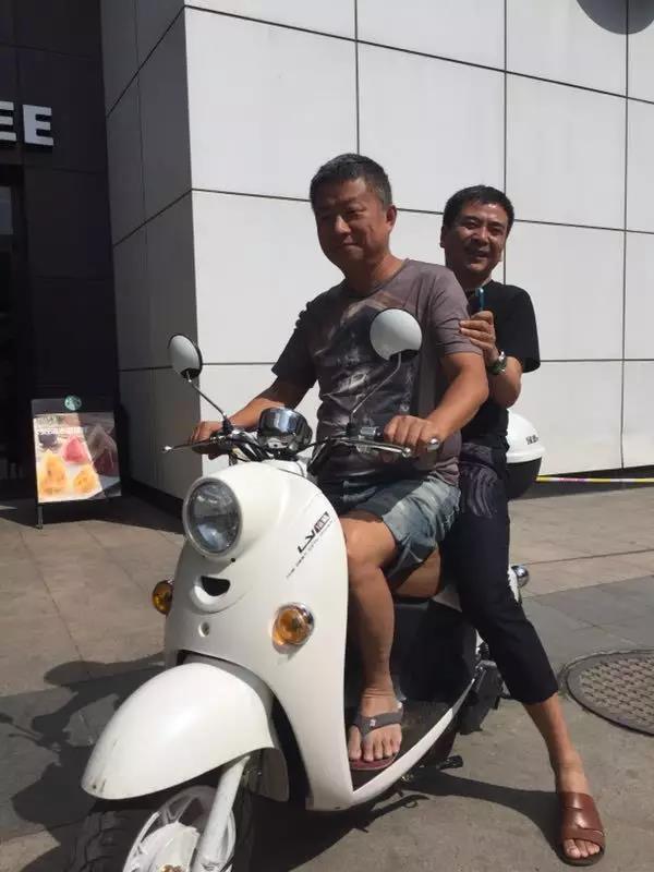 拿保温杯的中年男人,赵明义手里的保温杯