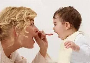 孩子把饭含在嘴里不咽咋办,幼儿吃饭含在嘴里不咽的原因分析