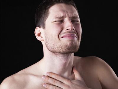 咽喉不舒服有痰咳嗽怎么回事,咽喉不舒服咳嗽有血丝