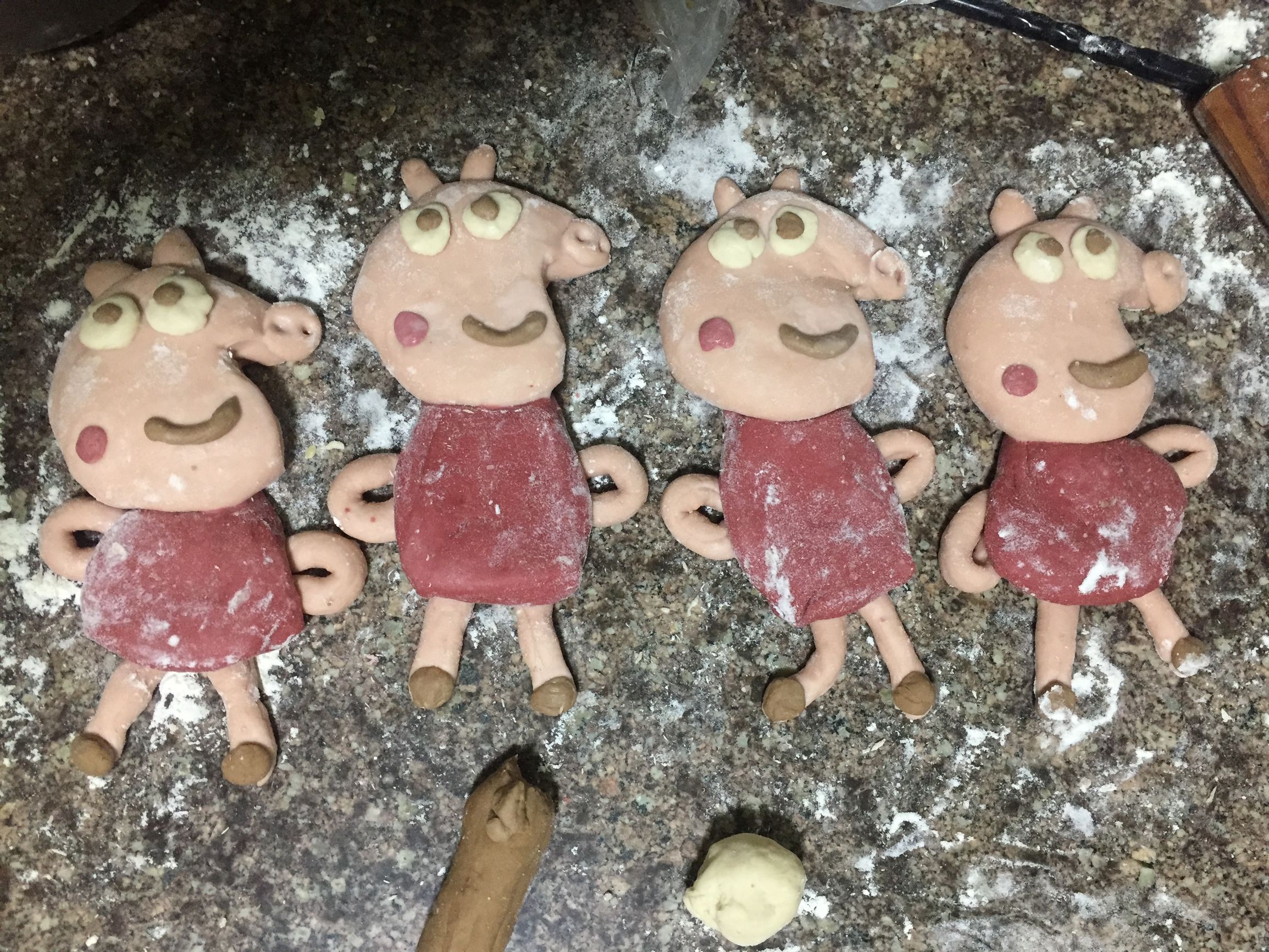 小猪佩奇做雪糕和面包,小猪佩奇做可以吃的小馒头