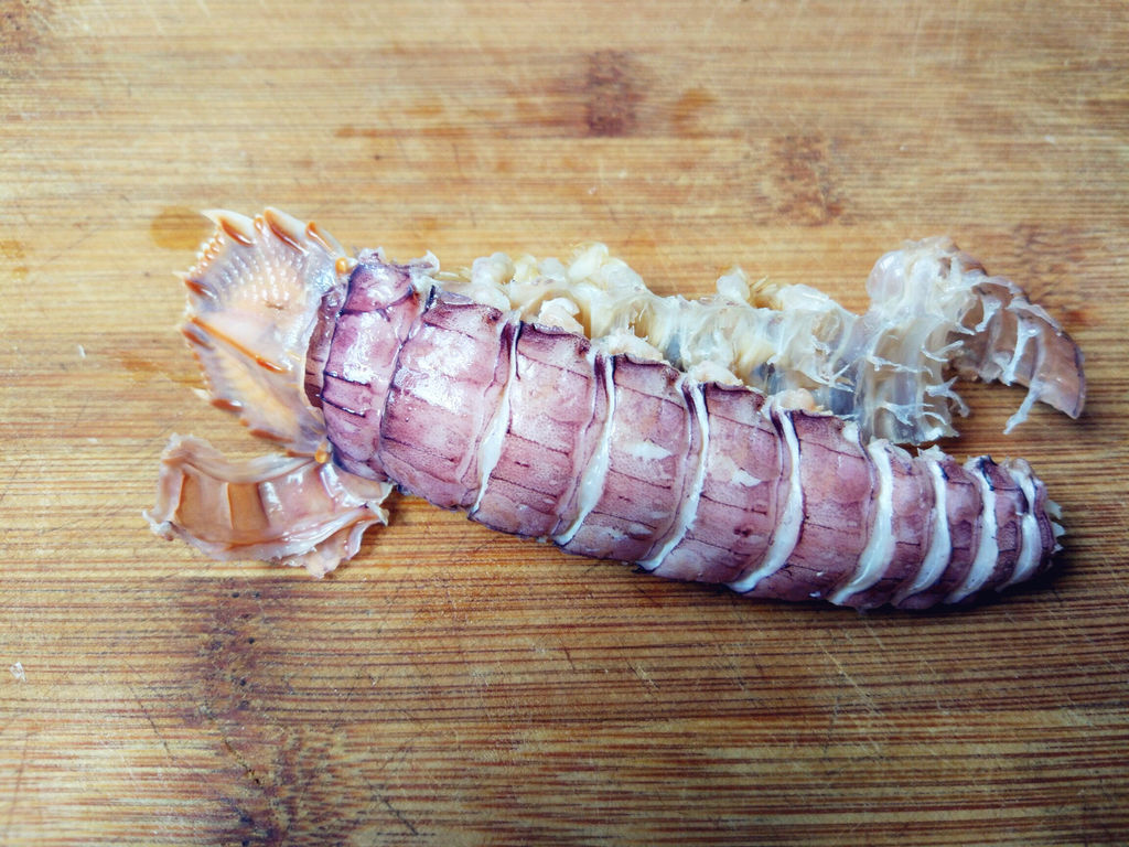 虾爬子怎么去壳,怎么剥皮皮虾的壳不扎手