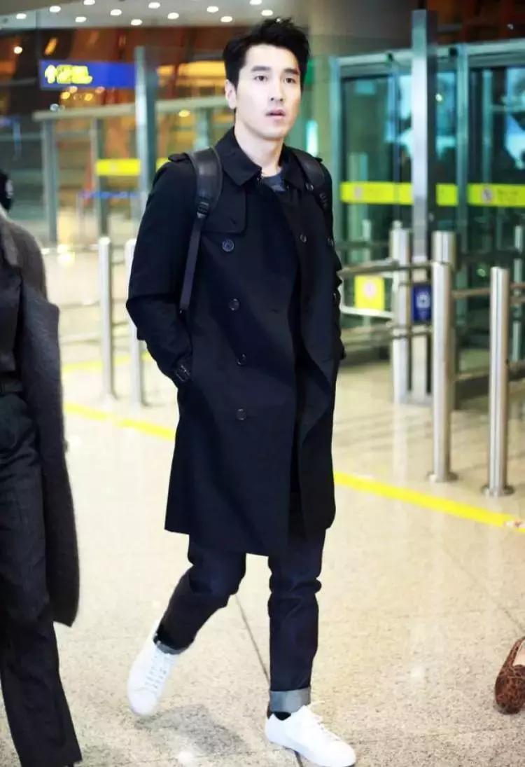 终于知道娱乐圈哪对CP爱撒狗粮了，隔着屏幕都闻到恋爱的酸臭味