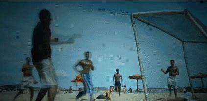 里皮祭拜天地?看周星驰,吴京,马丽手把手教你踢球