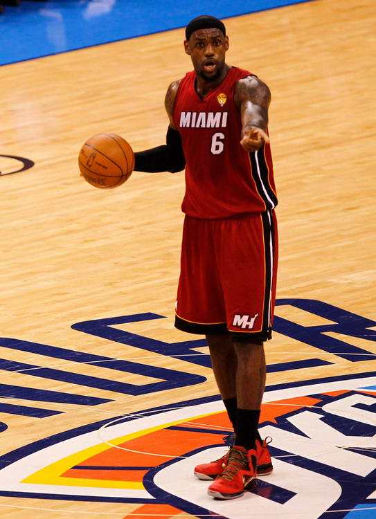 三次运球单挑实用小技巧,运球怎么提升球感