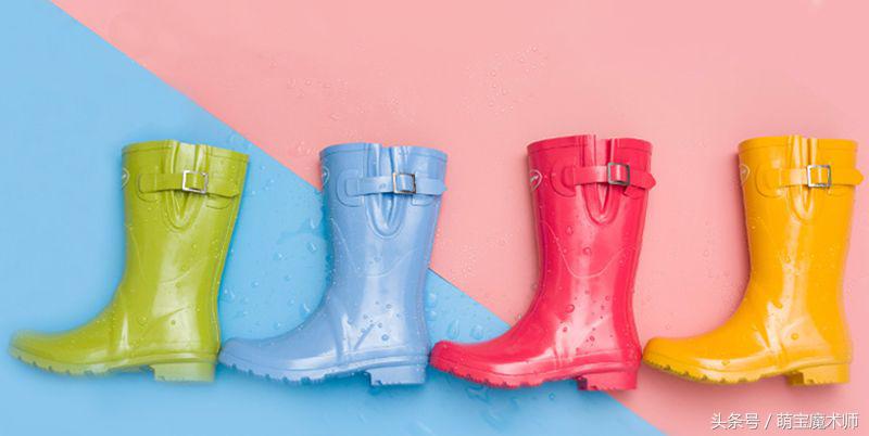 萌娃踩水坑逗笑网友,萌娃下雨天专心踩水