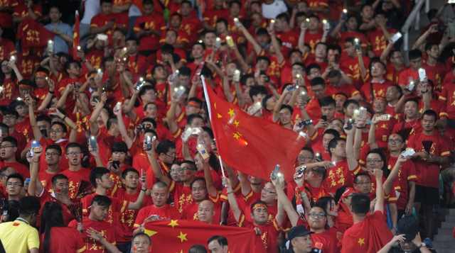 国足赢球手舞足蹈,国足赢球全场大合唱