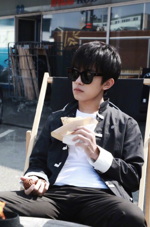 易烊千玺代言的单品,杨幂易烊千玺时尚单品