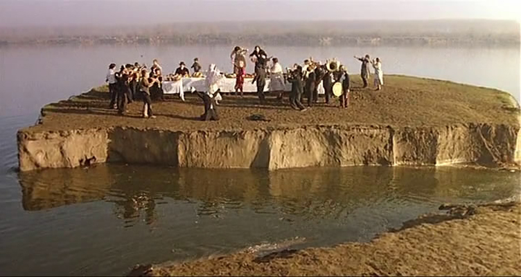 没有哪部片子比它更百年孤独,荒诞的故事下藏着史诗般寓意!