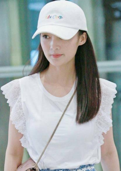 李沁现身机场，Sandro上衣，搭配气质短裙，小姐姐*服私**品味不错