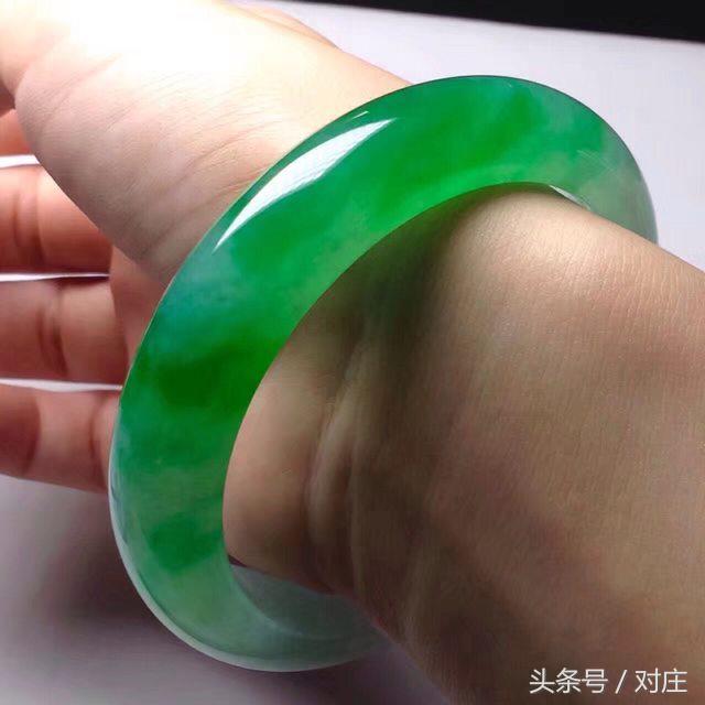 3万块钱买的手镯只值1万可以退吗,如何挑选翡翠手镯及保养
