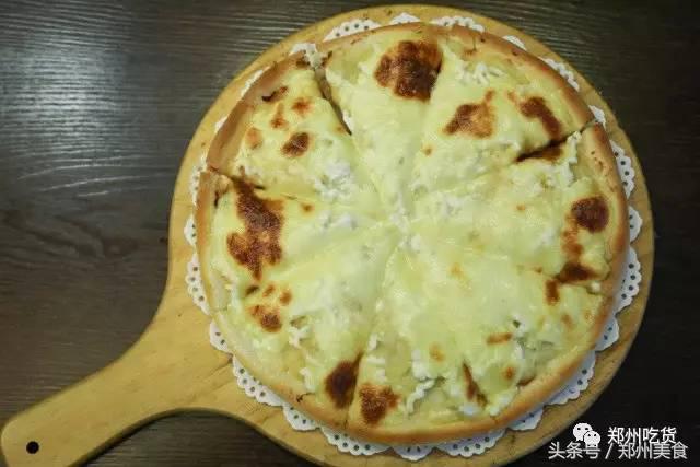 喵~铲屎官注意，郑州东区这家小店各种萌喵环绕，桌上披萨有料！