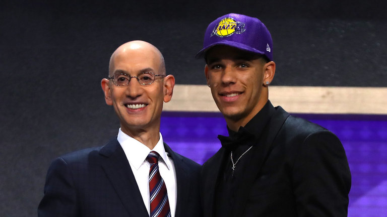 詹姆斯加盟湖人队2018年,詹姆斯加盟湖人打开拓者