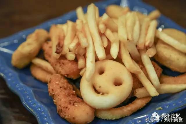 喵~铲屎官注意，郑州东区这家小店各种萌喵环绕，桌上披萨有料！