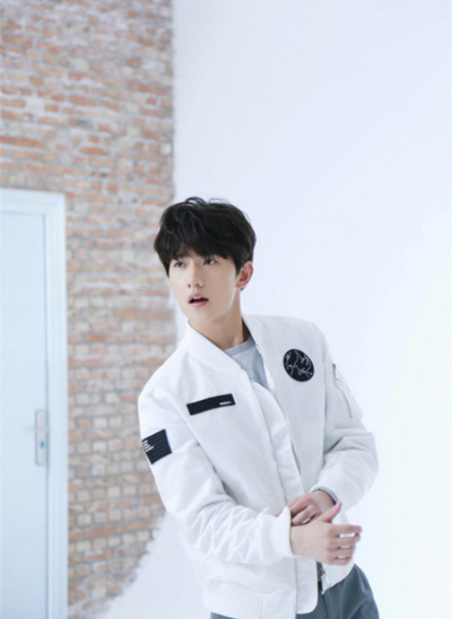 杨洋冬日暖男风造型穿搭,杨洋的运动装穿搭学院青春感十足