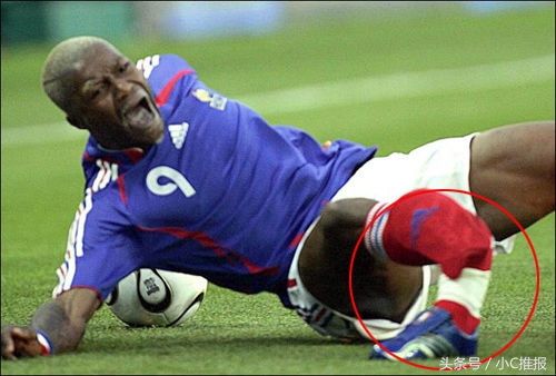 足球场上十大惨烈瞬间,足球场受伤瞬间图片