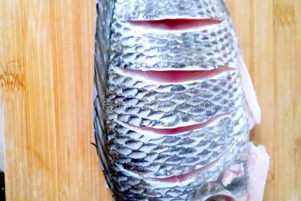 家常炖鱼最正确的方法,炖鱼时不用水炖用它鱼肉鲜嫩不老