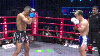 中国小伙惨被2次踢裆直打滚，打急眼铁腿狂扫踢瘸世界名将