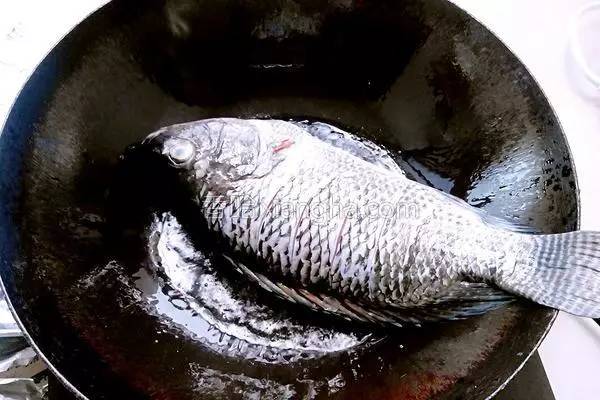 家常炖鱼最正确的方法,炖鱼时不用水炖用它鱼肉鲜嫩不老