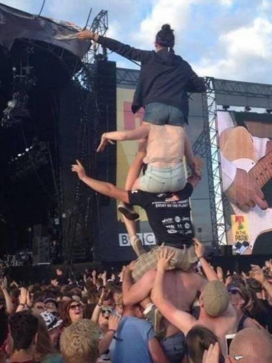 小伙子，女朋友害怕很正常，你也不能这样对她啊