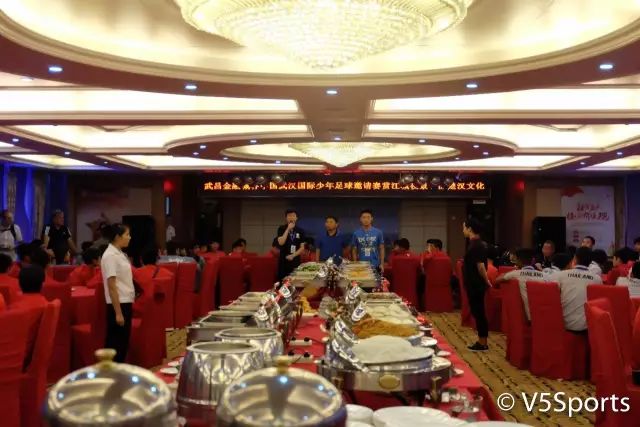 嗨翻天！亚洲足球小将夜游江城六国少年才华横溢