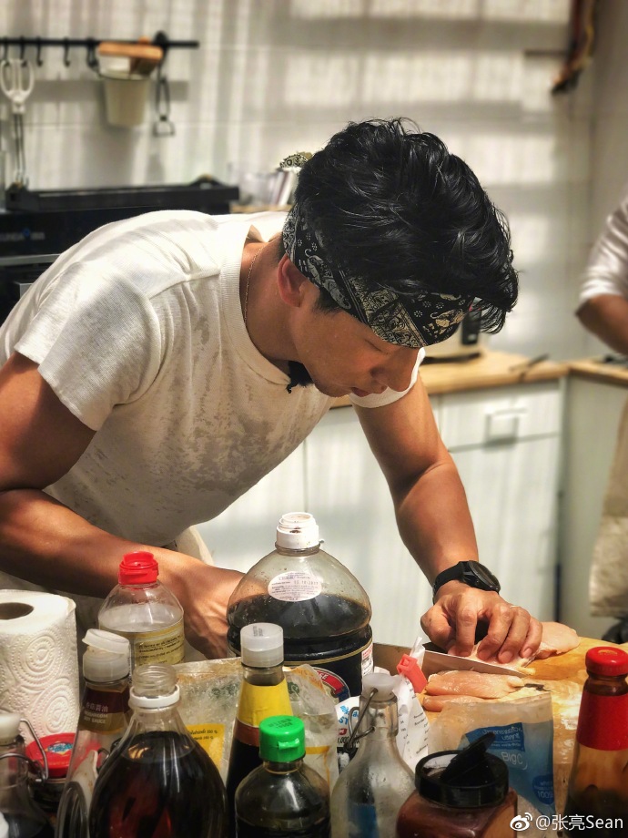 《中餐厅》里的张亮原来是个炫女狂魔，每天不重样！