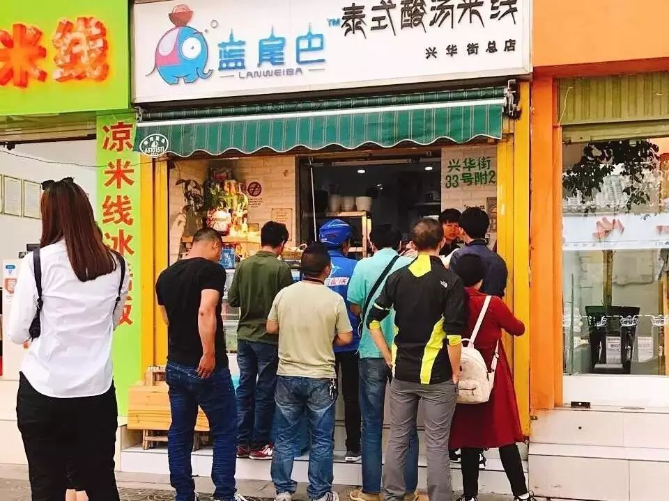 不到10㎡的店，一年卖100000+碗，下雨都要甩的米线竟来自泰国！