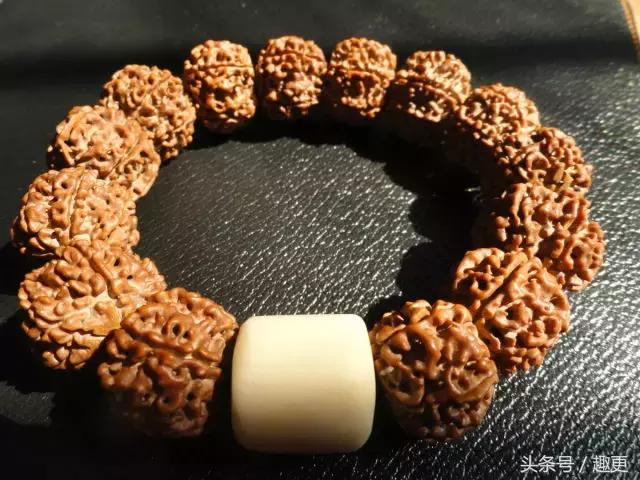 男士佩戴手串是左手还是右手,男士黄金貔貅手串佩戴方法