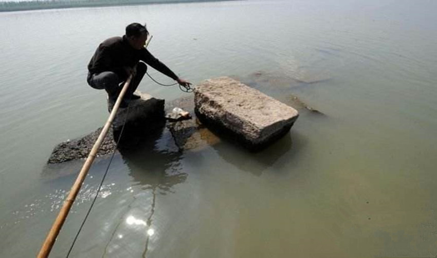 为了一块风水宝地，竟然把自己的祖先葬在了水里，就怕泄了王气