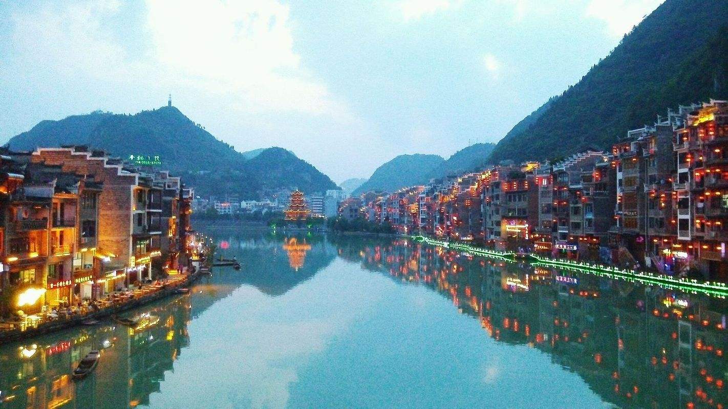 世界“短裙第一村”，裙长只有16厘米，男生都喜欢这个地方