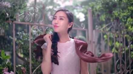 赵丽颖代言德芙巧克力广告视频,赵丽颖代言德芙巧克力的礼服