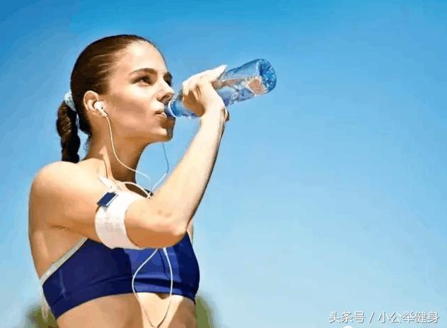 健身长期喝4升水对身体有害吗,健身每天喝3瓶啤酒还有用吗