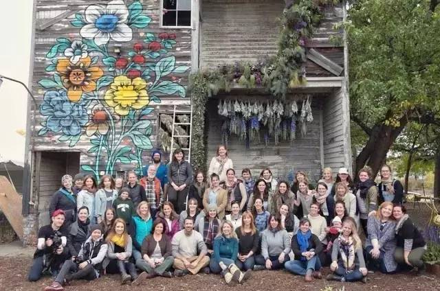 破败的房子重新焕发生机,原本破旧的房子变得焕然一新