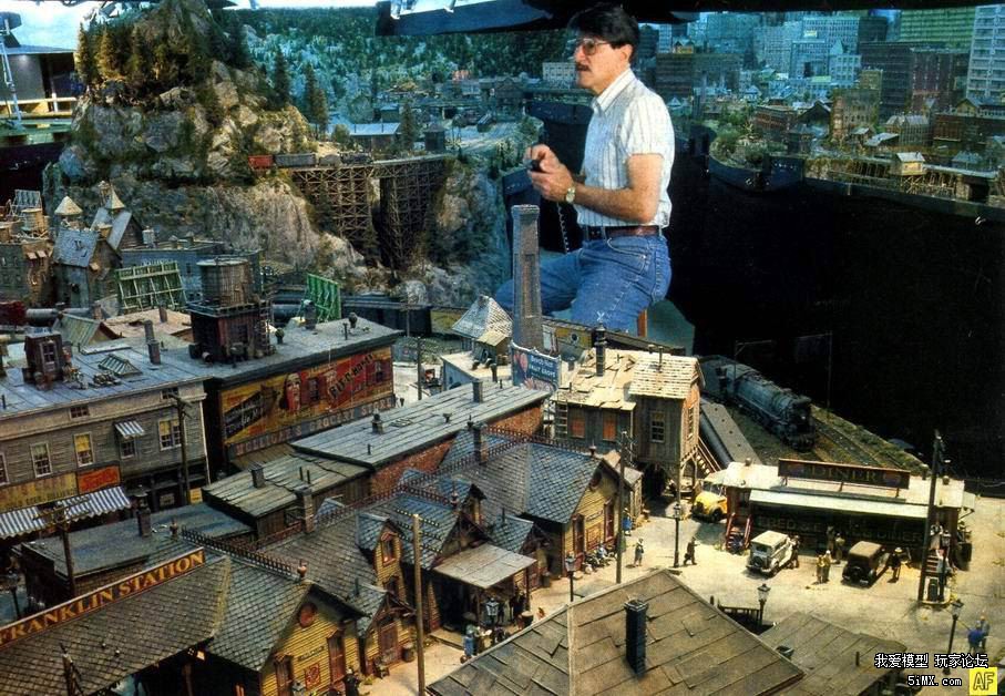 要主子还是火车？当喵星人侵入你的宝贝火车模型沙盘之后