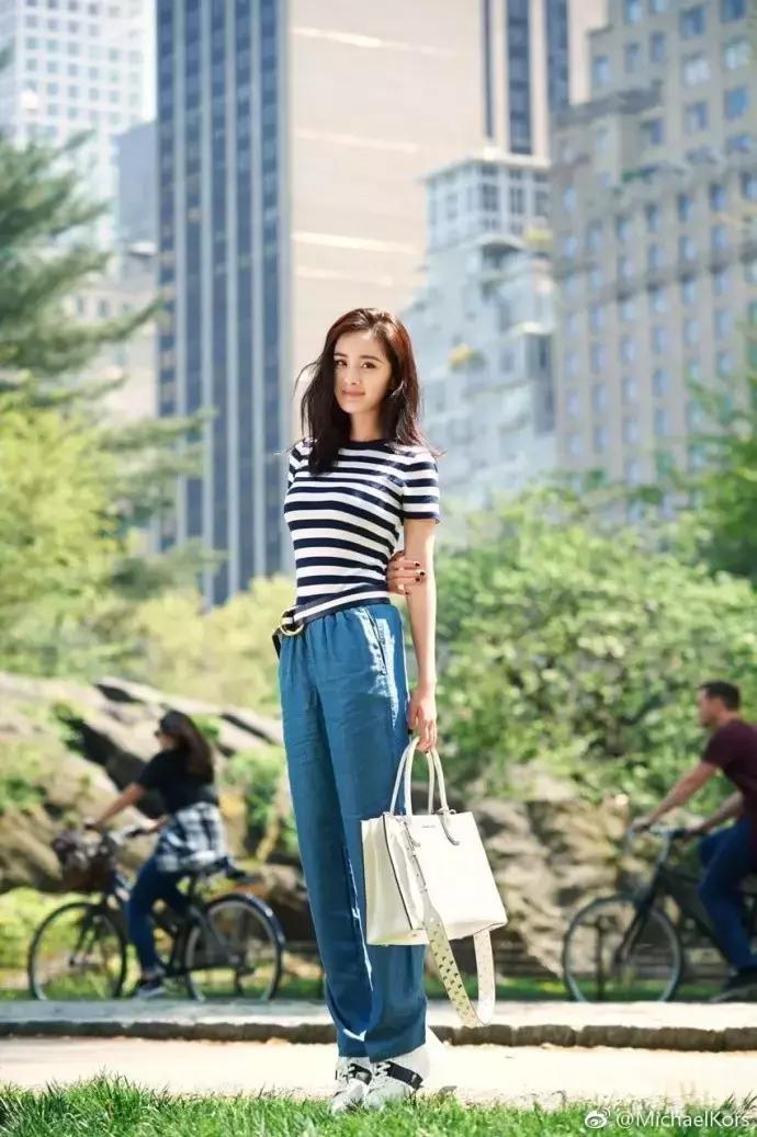 杨幂穿的gucci的格纹外套,杨幂celine上衣