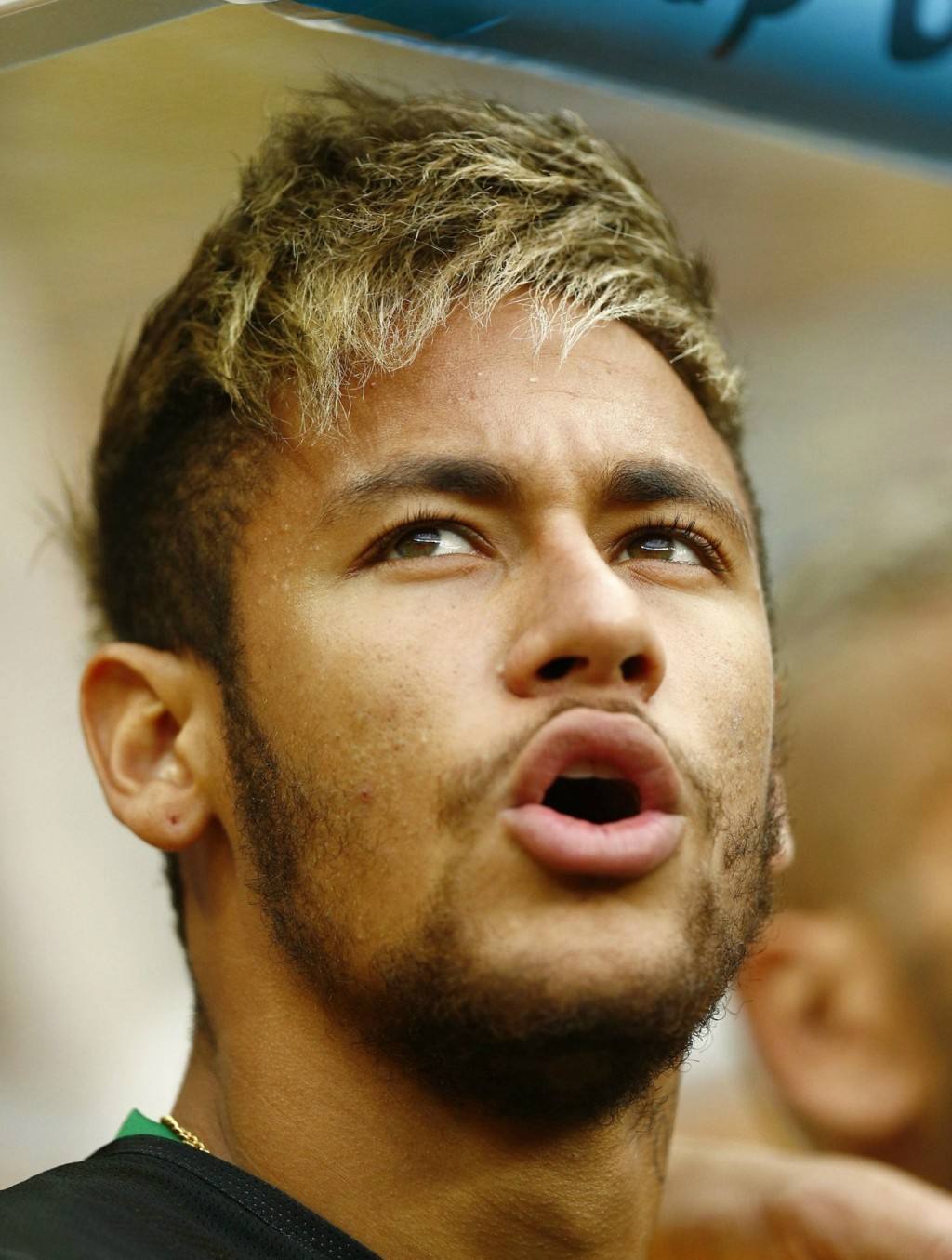 职业足球运动员工资怎么发放,普通足球球员的转会费大概是多少