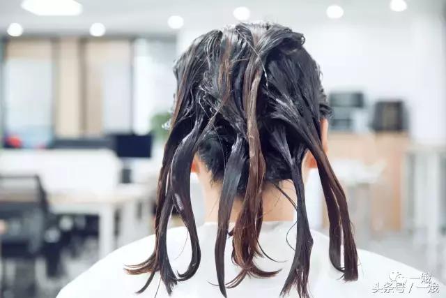 如何评价李宇春的先锋感时尚造型,李宇春怎么打扮都像中性人