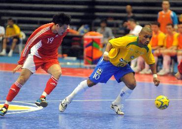 新疆五人制足球对广东五人制足球,五人制足球业余比赛怎么踢