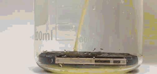 国外网友作死实验,手机泡水一天一夜测试