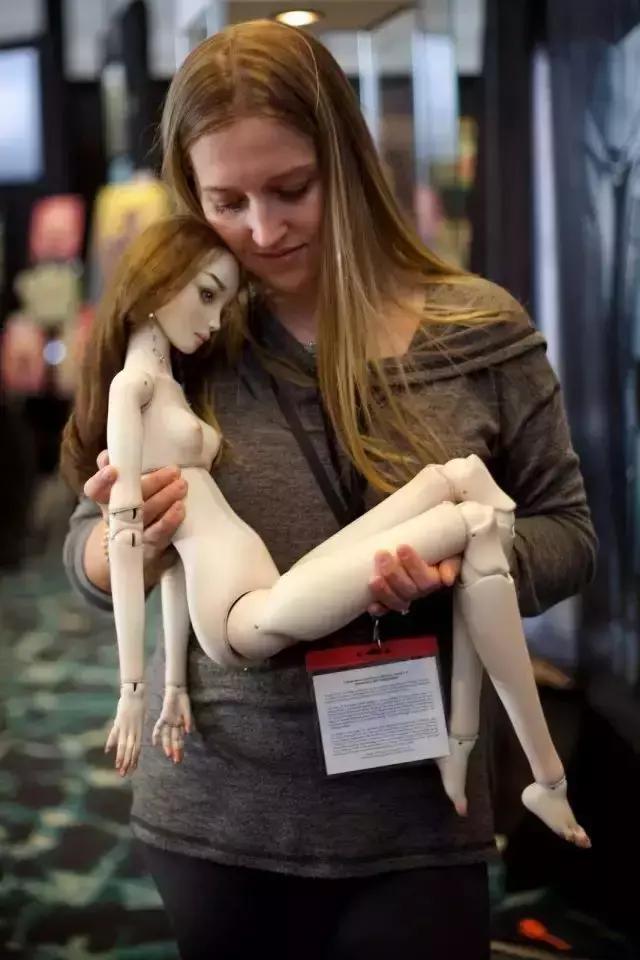 李晨花200万为冰冰买的娃娃,是他写了4个月邮件求来的私人定制