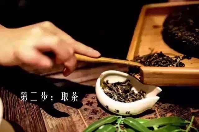 最简单实用的普洱茶解茶小技巧,普洱茶茶饼冲泡步骤说明
