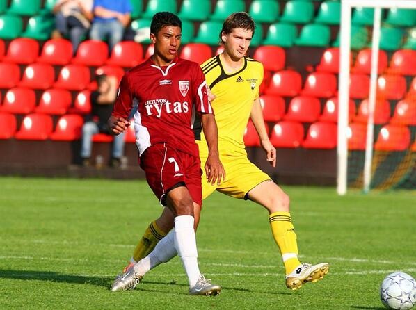 风雨交加，一路流浪，与命运抗争的*力暴**鸟永不沉沦