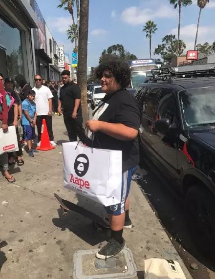 不甘做支线争上位？Aape洛杉矶新店要从Supreme碗里抢钱？